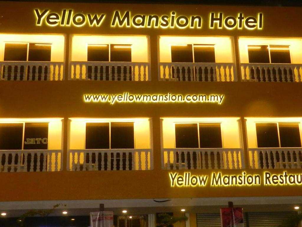 Hotel Yellow Tie: A Symbol of Status and Respect