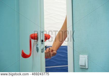 Title: Is it appropriate to hang a tie on the door?