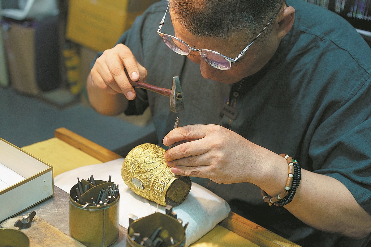 Title: Exploring the Legacy of Suzhou Tie Factory: A Masterpiece of Chinese Craftsmanship