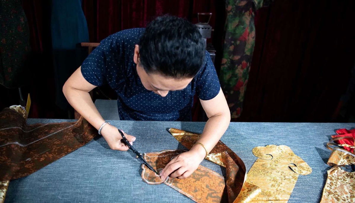 Title: Xiangyang Tie Factory: A Masterpiece of Traditional Chinese Craftsmanship