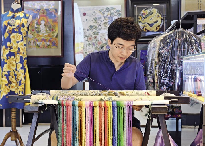 Title: Beijing Emerging Ribbon Workshop: Pioneering the Art of mens Accessory Crafting