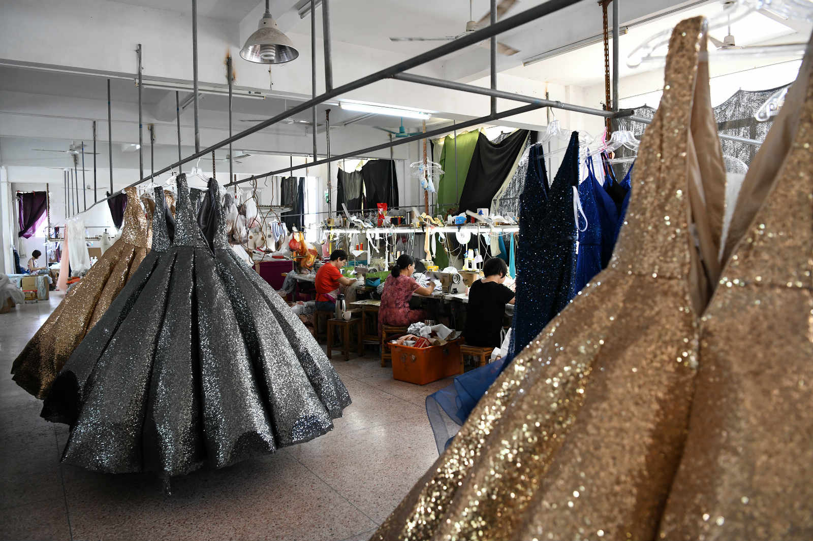 Title: Zhengzhou Tie服饰Factory: A Masterpiece of Fashion and Craftmanship