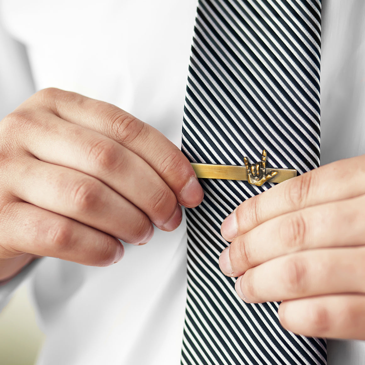 How to Tie a Tie without Hands