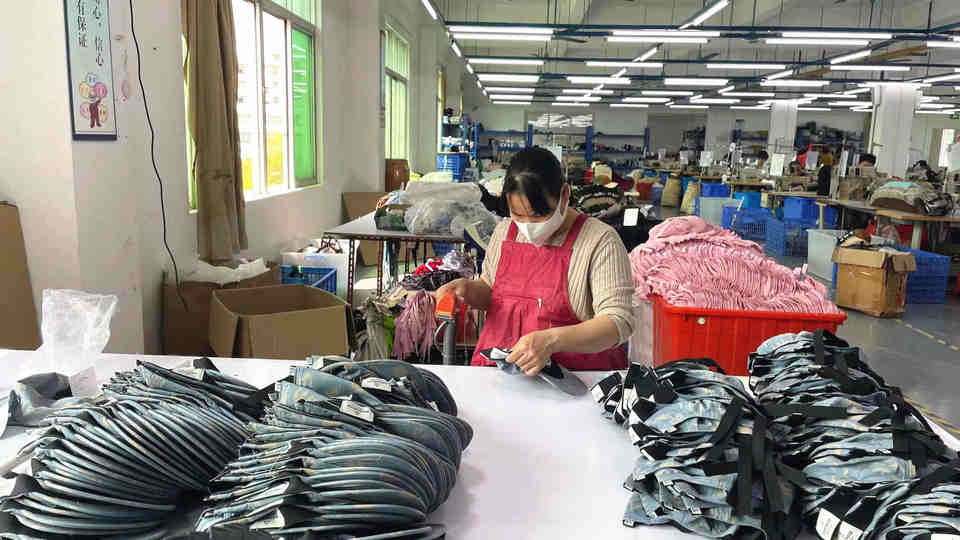 Title: Leading the Trend: Guangzhous Leading Tie Factory, Guangdong