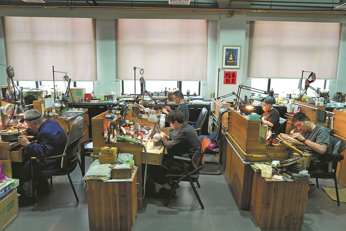 Title: The Legacy of Beijings Legendary Tie Factory: A Masterpiece of Craftsmanship and Innovation