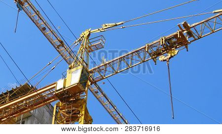 The Phenomenon of the Tie-Lifting Crane: An Industrial Marvel