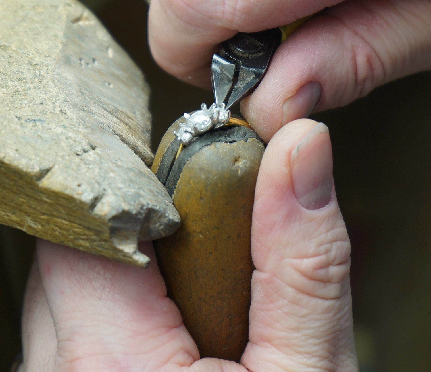 Title: The Art of Tie-Makers: An Insight into the World of Tailored Belt Craftsmanship