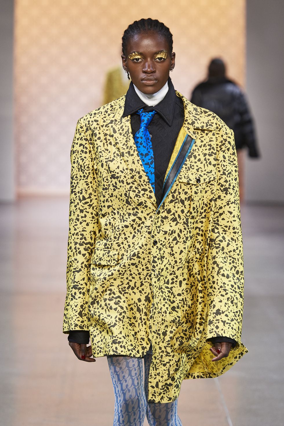 Title: The Contrasting Hues of a Gray Suit, White Collared Shirt, and Yellow Tie