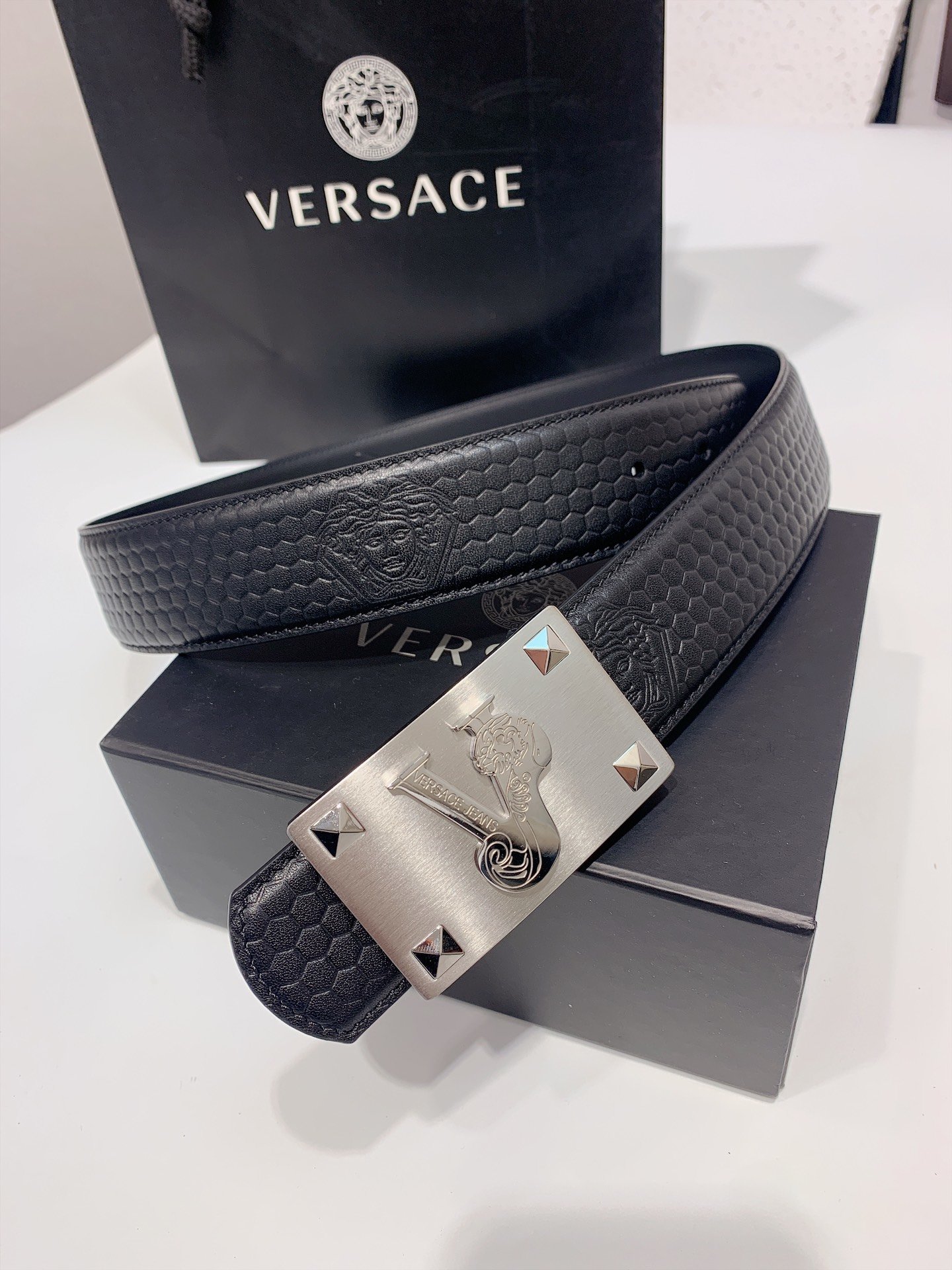 Title: The Versatile Mens Accessory: The Belt