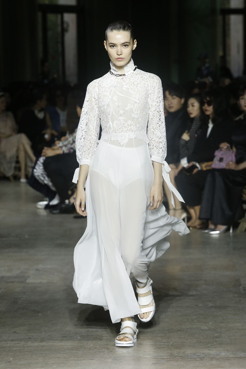 Title: The Elegant Charm of Yang Mis White Collar and Tie Outfit in Fashion Week