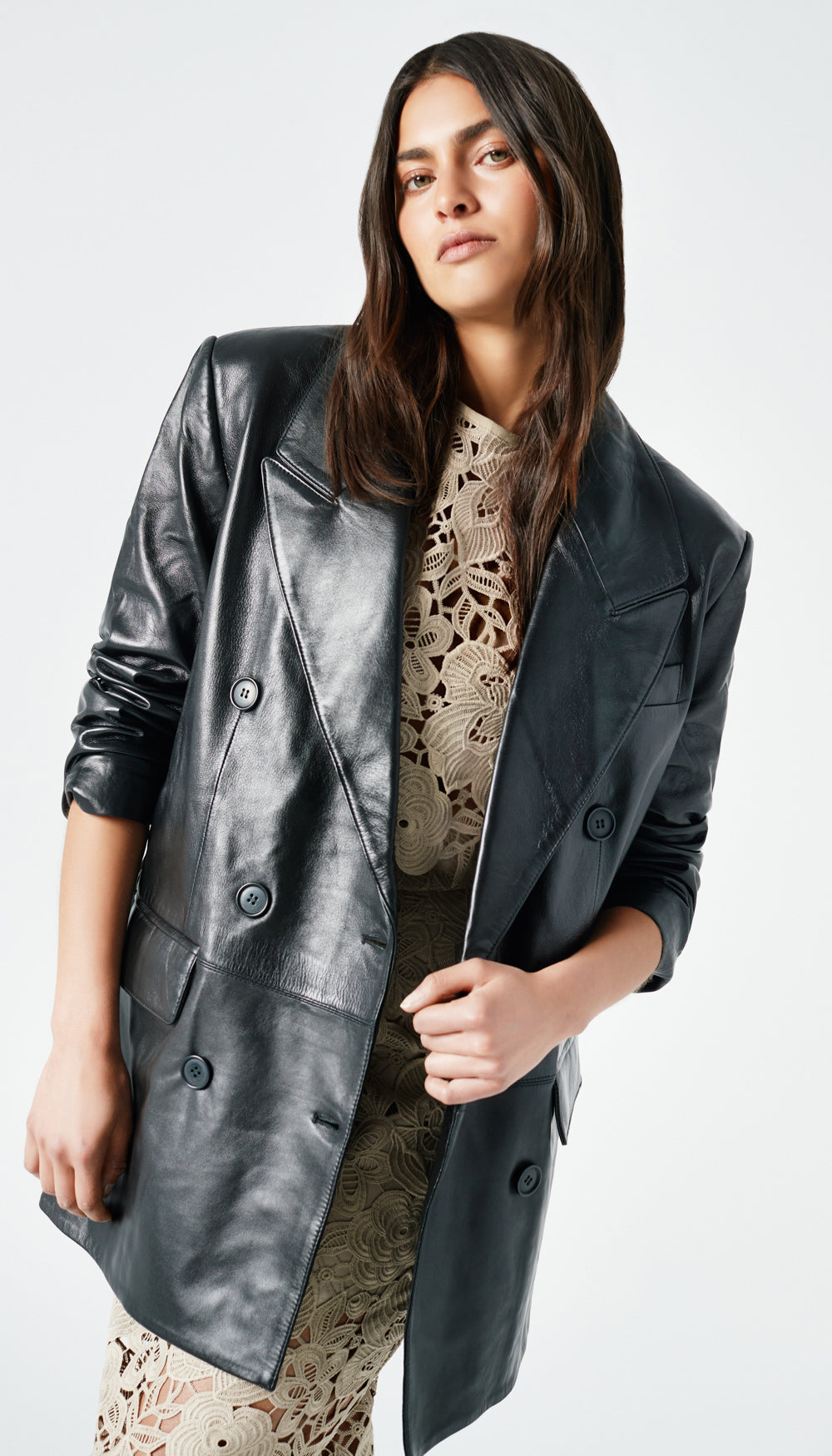 The Combination of Leather Jacket, Coat and Tie: A Fashionable and Classic Look