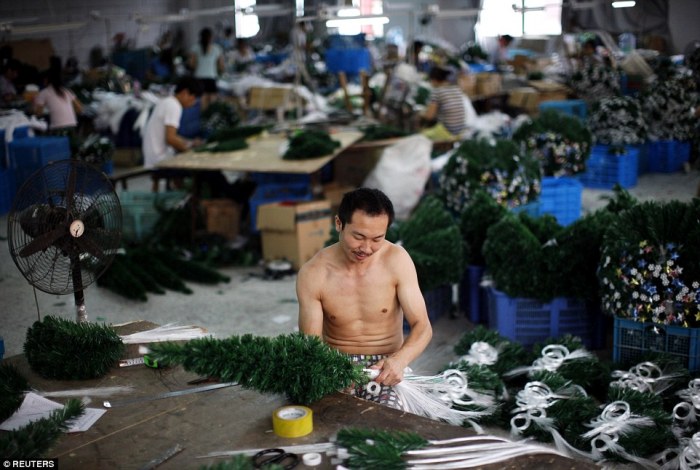 Title: The meager wages of 92-year-old tie factory workers in China