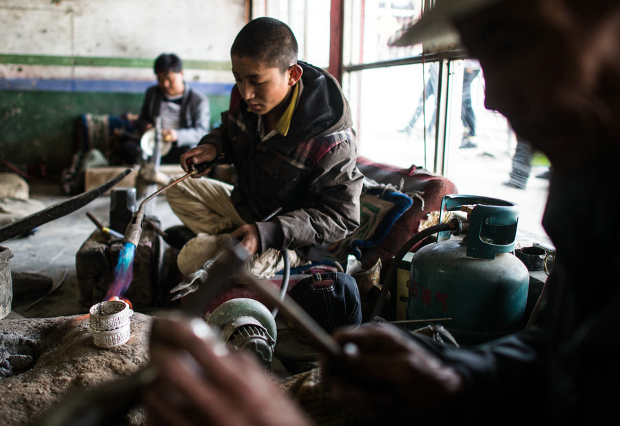 Title: The meager wages of 92-year-old tie factory workers in China