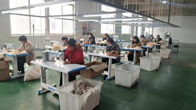 Title: Zhejiang Shengzhou BaBe LianDa Tie Factory - A Pioneer in Free Meetings and Seminars