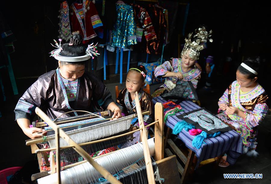 Title: The Art of Making Guangxi Zhā Lǐng dài: A Cultural Heritage in China