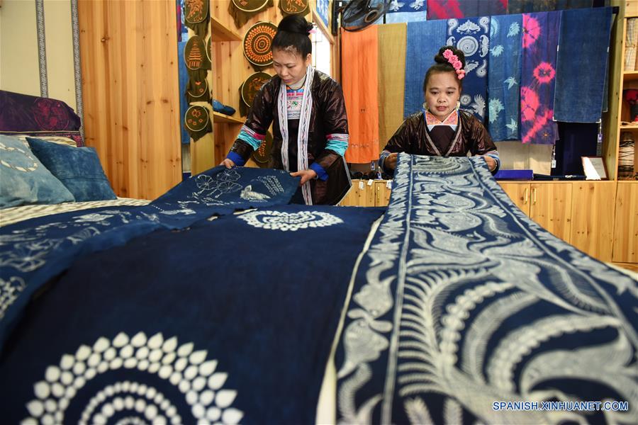 Title: The Art and Craftsmanship of Guizhou Tie Making: A Visual Journey