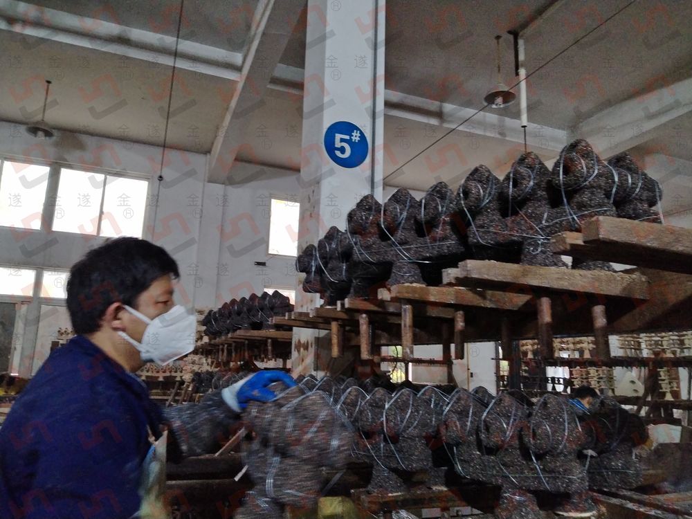 Title: Zhou Qiuqin: Leading the Way at Shengzhou Jinfuli Tie Factory