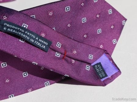 手工领带与机器领带之比较， The Distinction Between Hand-Made Ties and Machine-Made Ties