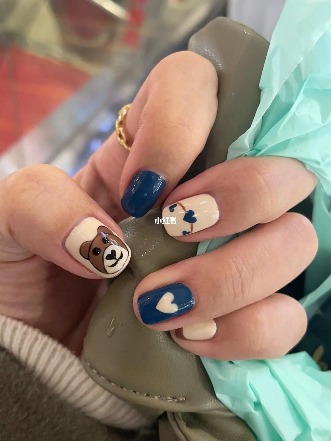 NECKTIE BEAR MANICURE: TRENDING美甲款式