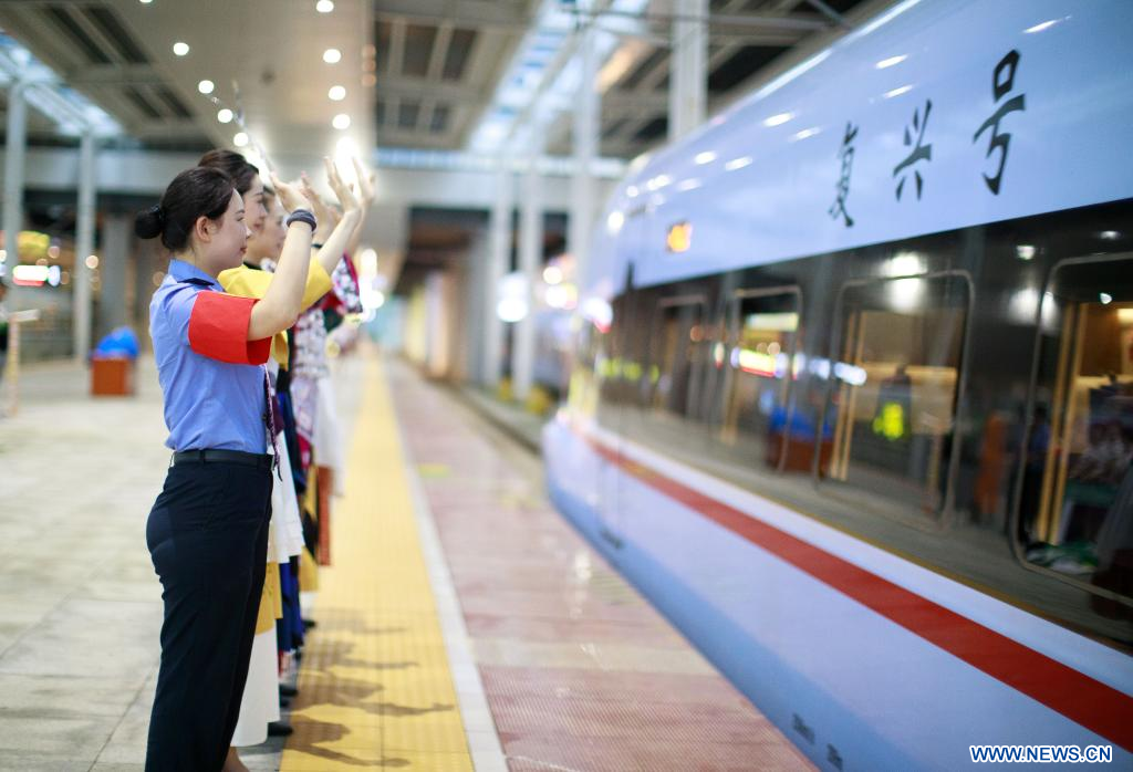 Title: A Mysterious Call at the Guangxi Train Station: A Tale of a Beautiful Lady Wearing a Tie