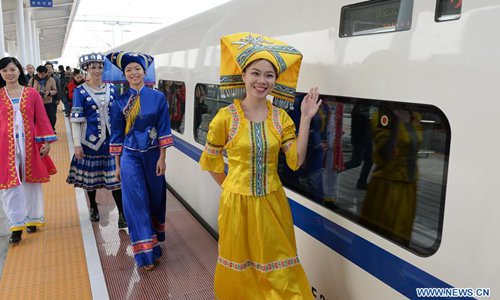 Title: A Mysterious Call at the Guangxi Train Station: A Tale of a Beautiful Lady Wearing a Tie