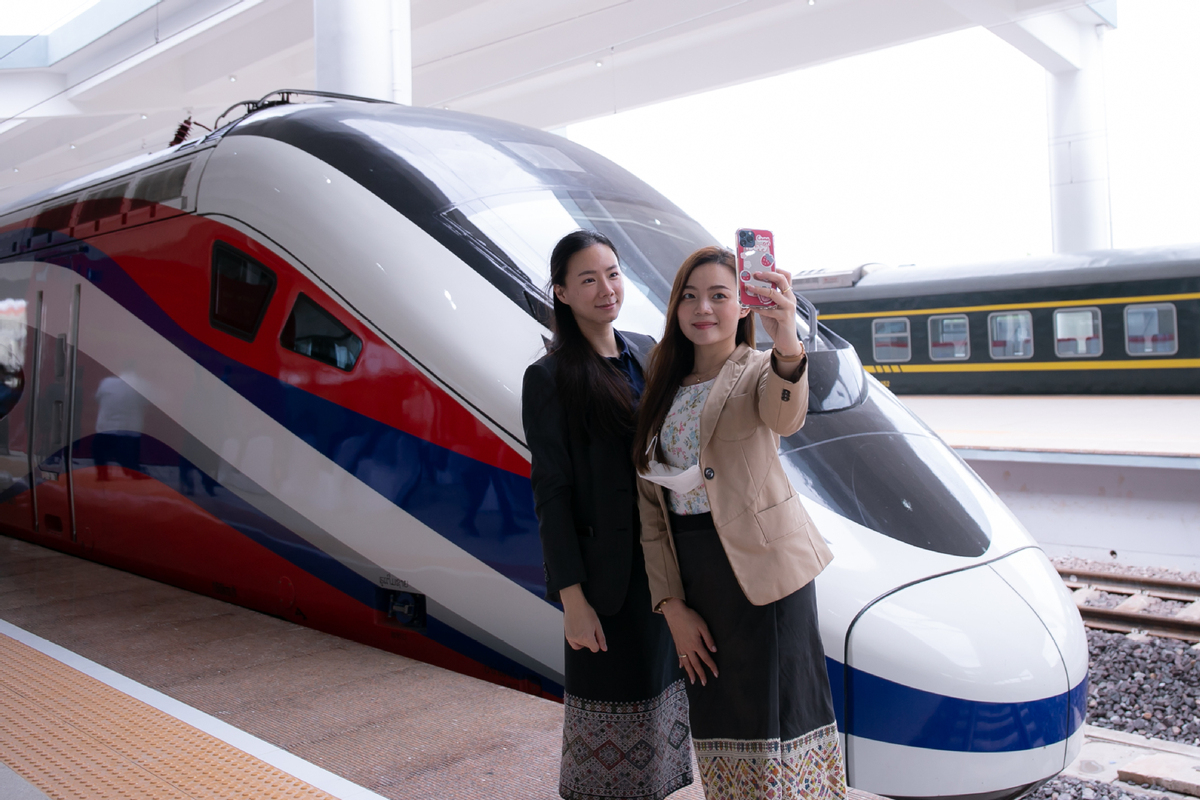 Title: A Mysterious Call at the Guangxi Train Station: A Tale of a Beautiful Lady Wearing a Tie