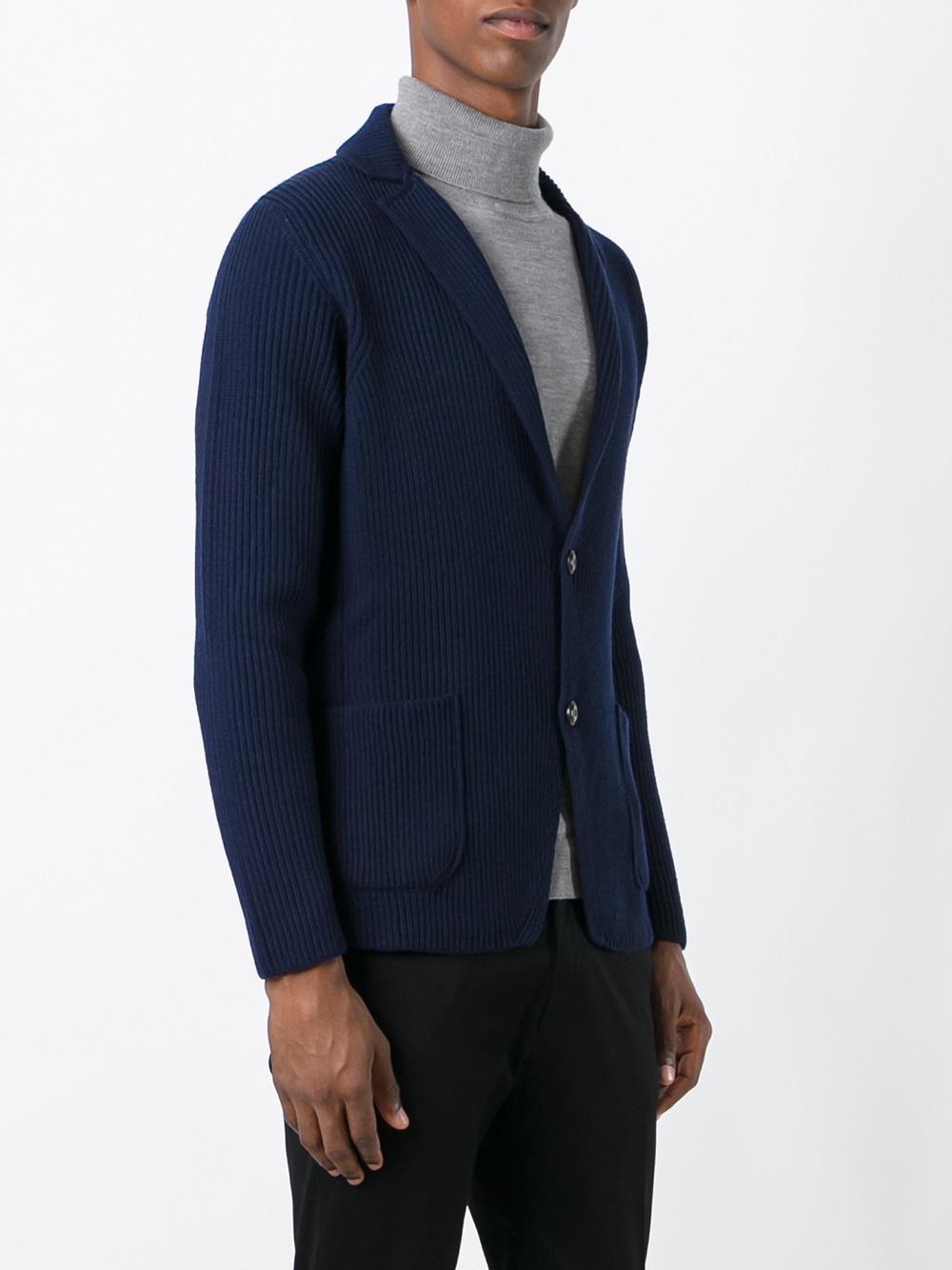 Title: Adapting Mens Veste to Modern Style: The Evolution of the Collarless Blazer