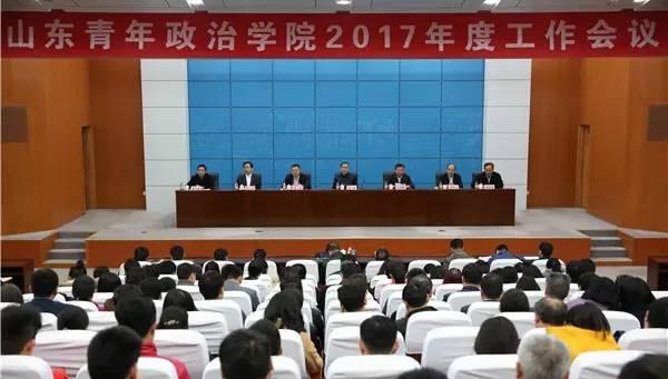 Title: Xian University President Teaches Students How to Tie a Tie, Enhancing Cultural Awareness and Professionalism