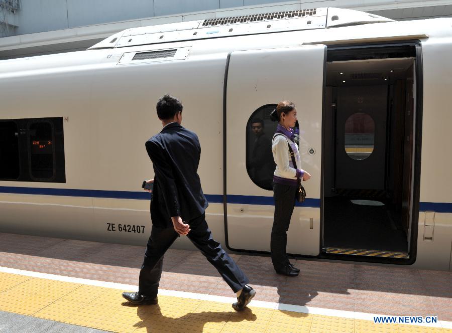 Title: How to Tie a Tie for Men in the High-Speed Rail Career