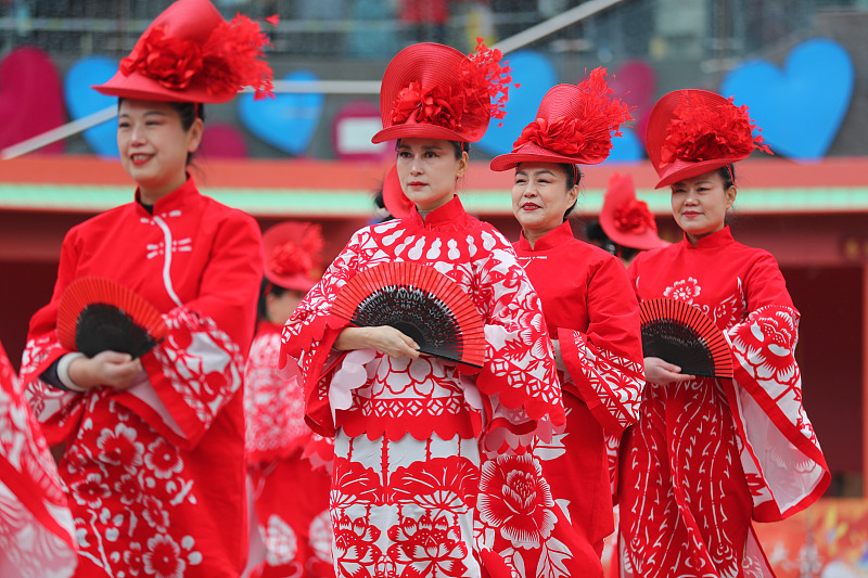 Title: The allure of Shandongs tie-wearing ladies