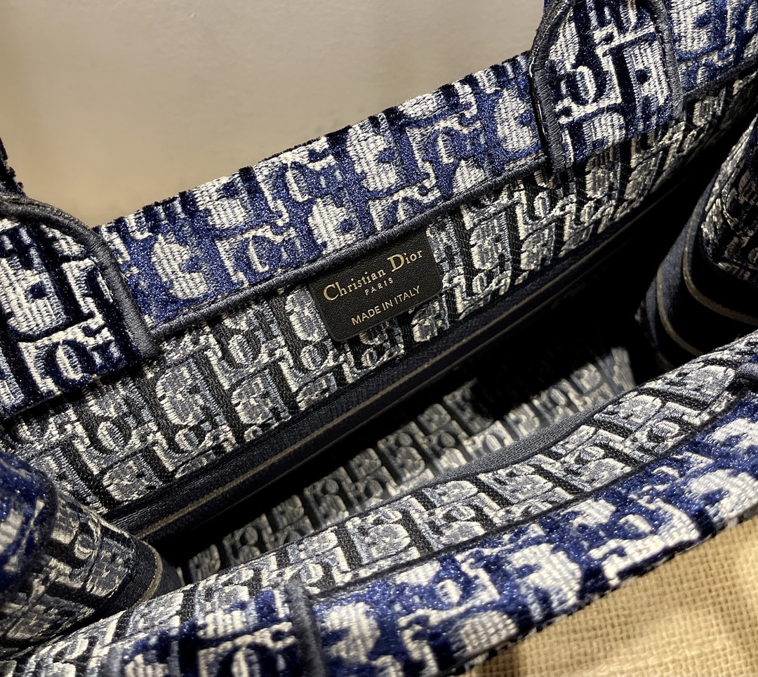 Diors Signature 581 Tie: A Symbol of Fashion and Quality