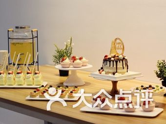 Title: Simple Cake Design with a Tie Pattern for Women