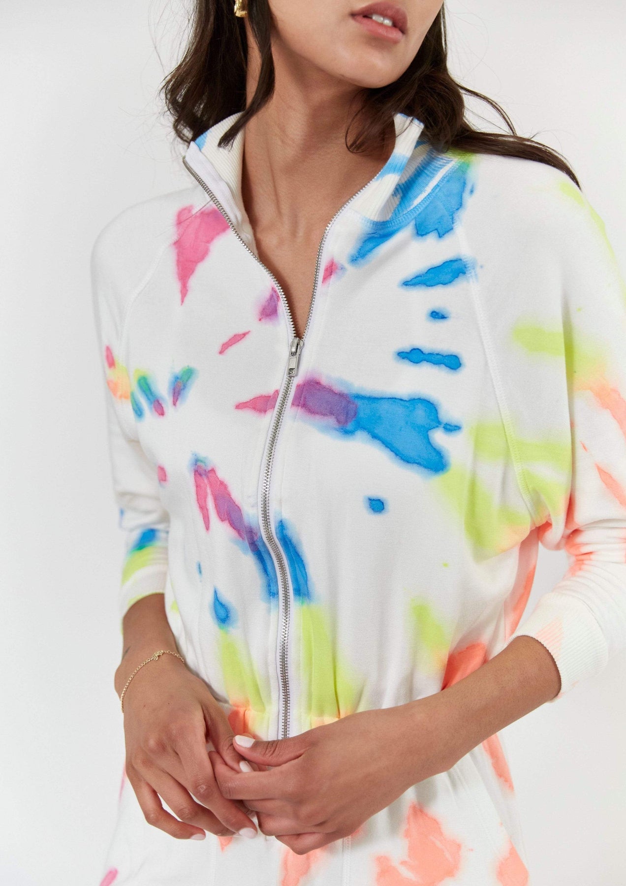 Title: Pure Color Tie-Dye Fashion: A Unique and Trendy Style Statement