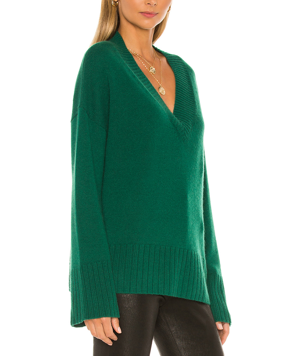 Title: The Unique Charm of a Ladys Cashmere Sweater with a High Collar and Diamond Green Color