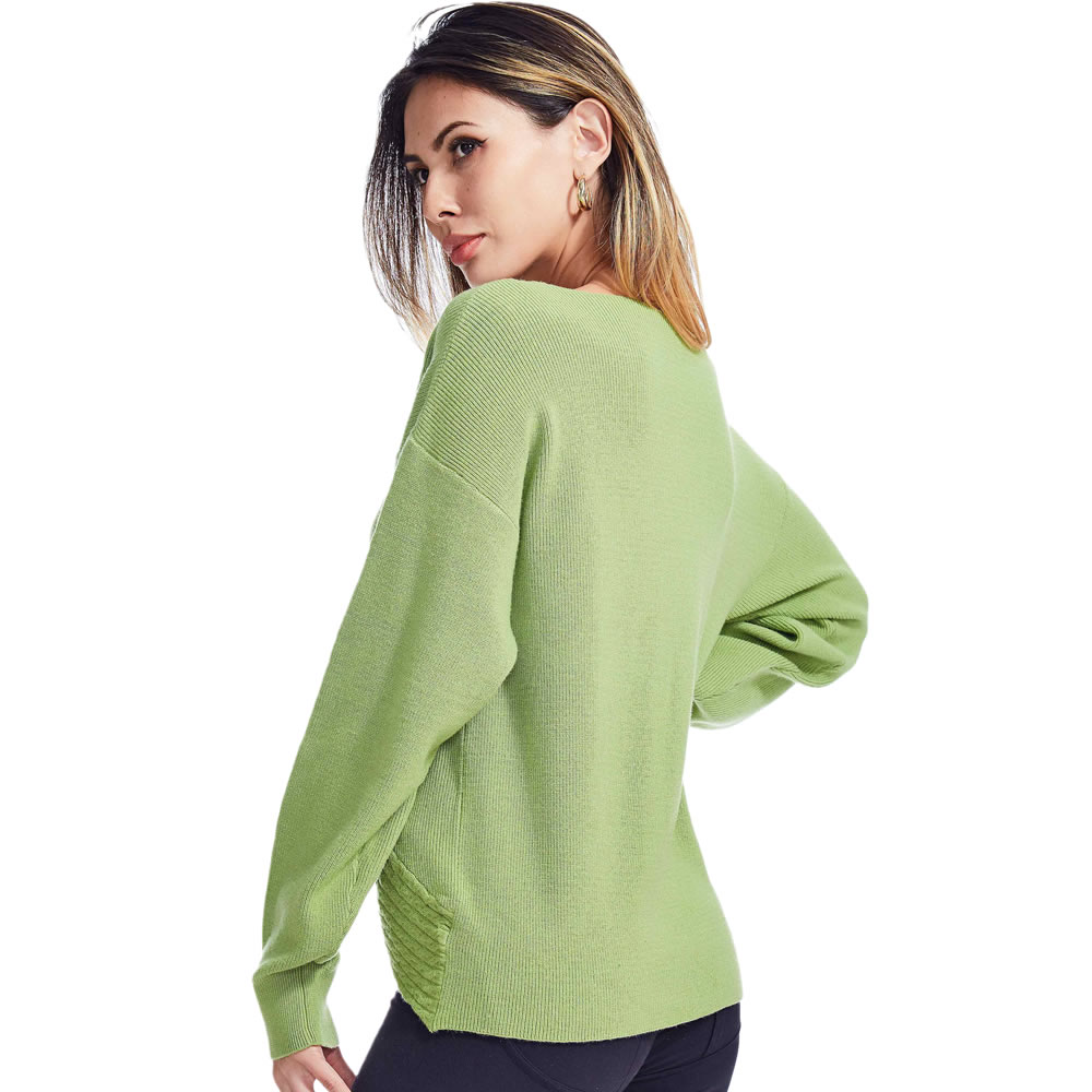 Title: The Unique Charm of a Ladys Cashmere Sweater with a High Collar and Diamond Green Color