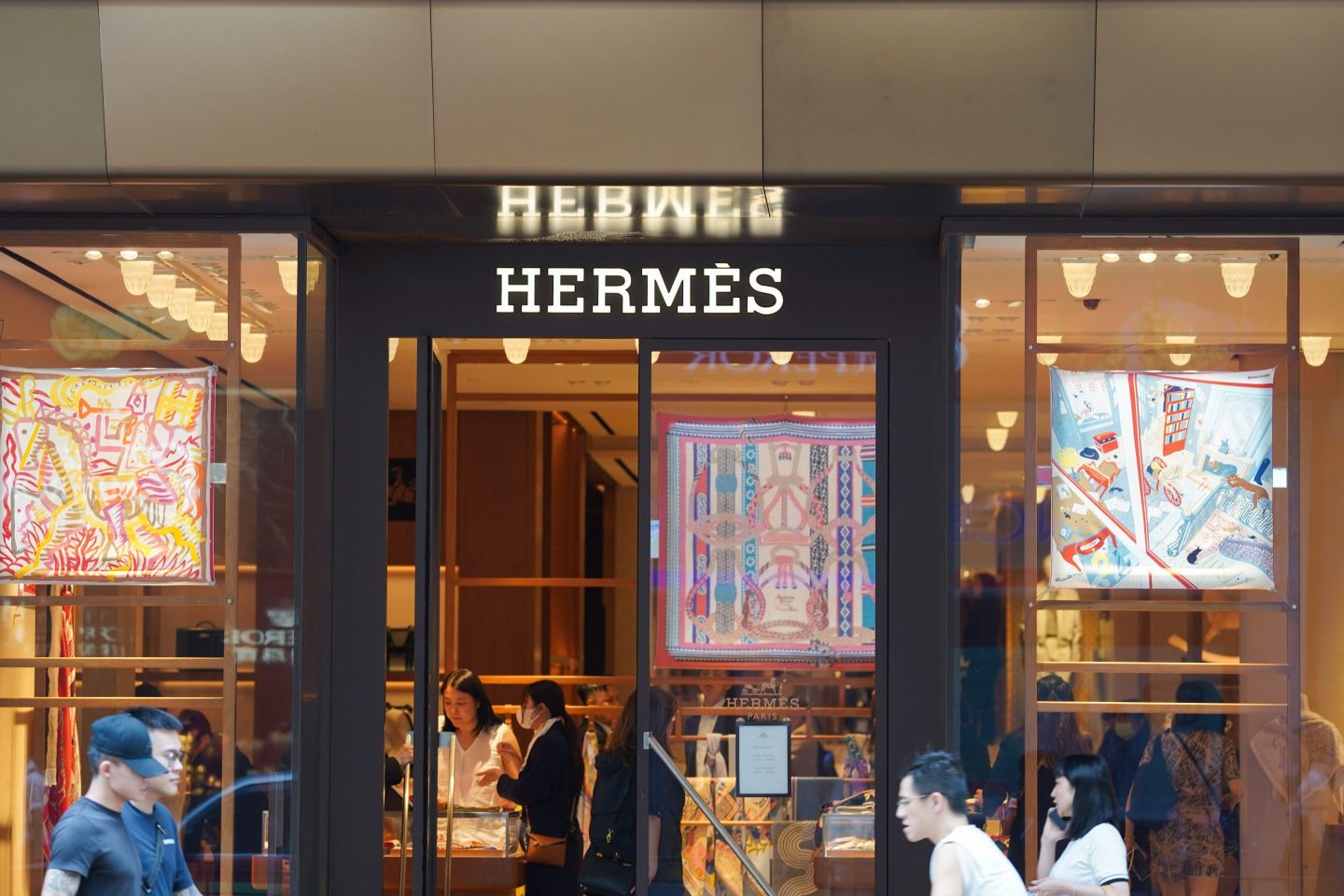 Title: Hermès Flagship Store: The Ultimate Destination for Tie Lovers