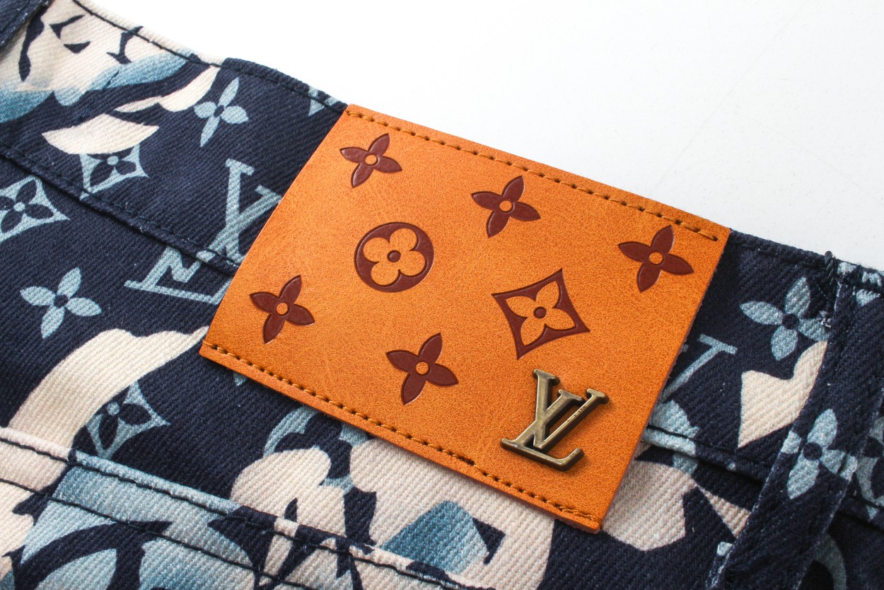 The Unique Charm of LV Clothing and Tie