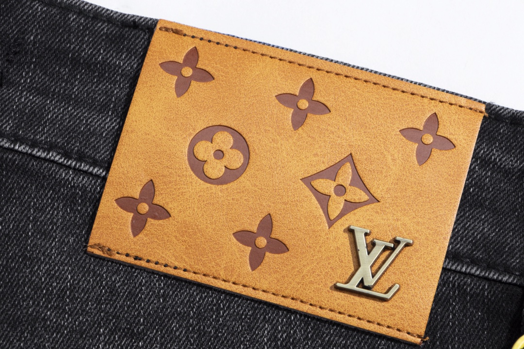 The Unique Charm of LV Clothing and Tie