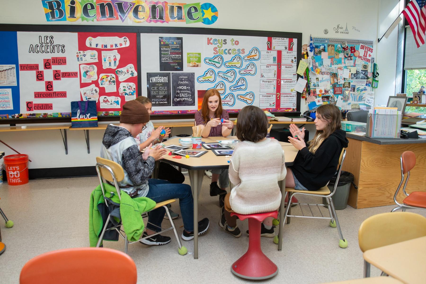 Title: Classroom Artistic Exploration: The Magic of Tie-Dyeing in Small Groups