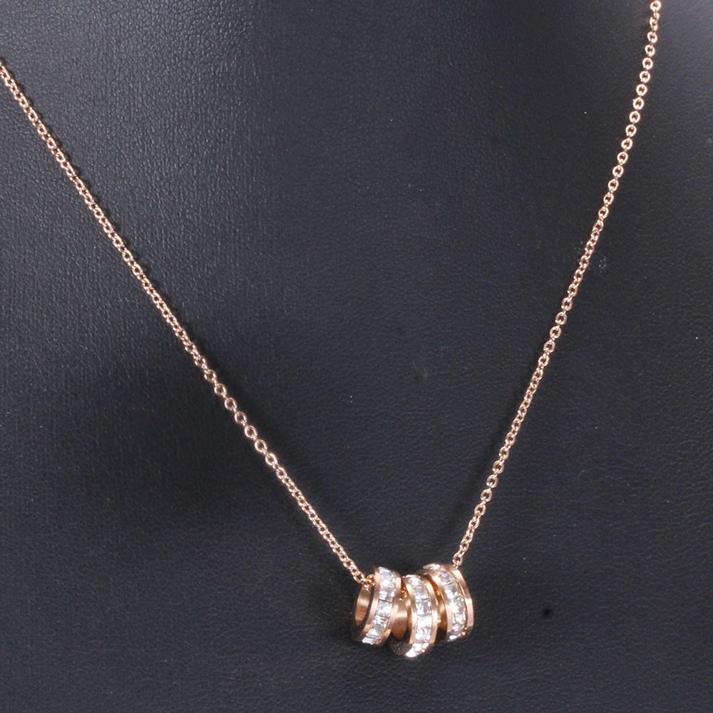 The Unique Charm of a Tie Brand Necklace made of Gold and Roses