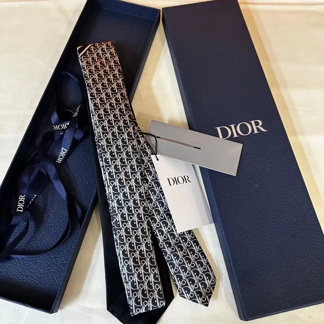 DIOR 领带，一种优雅留言的方式