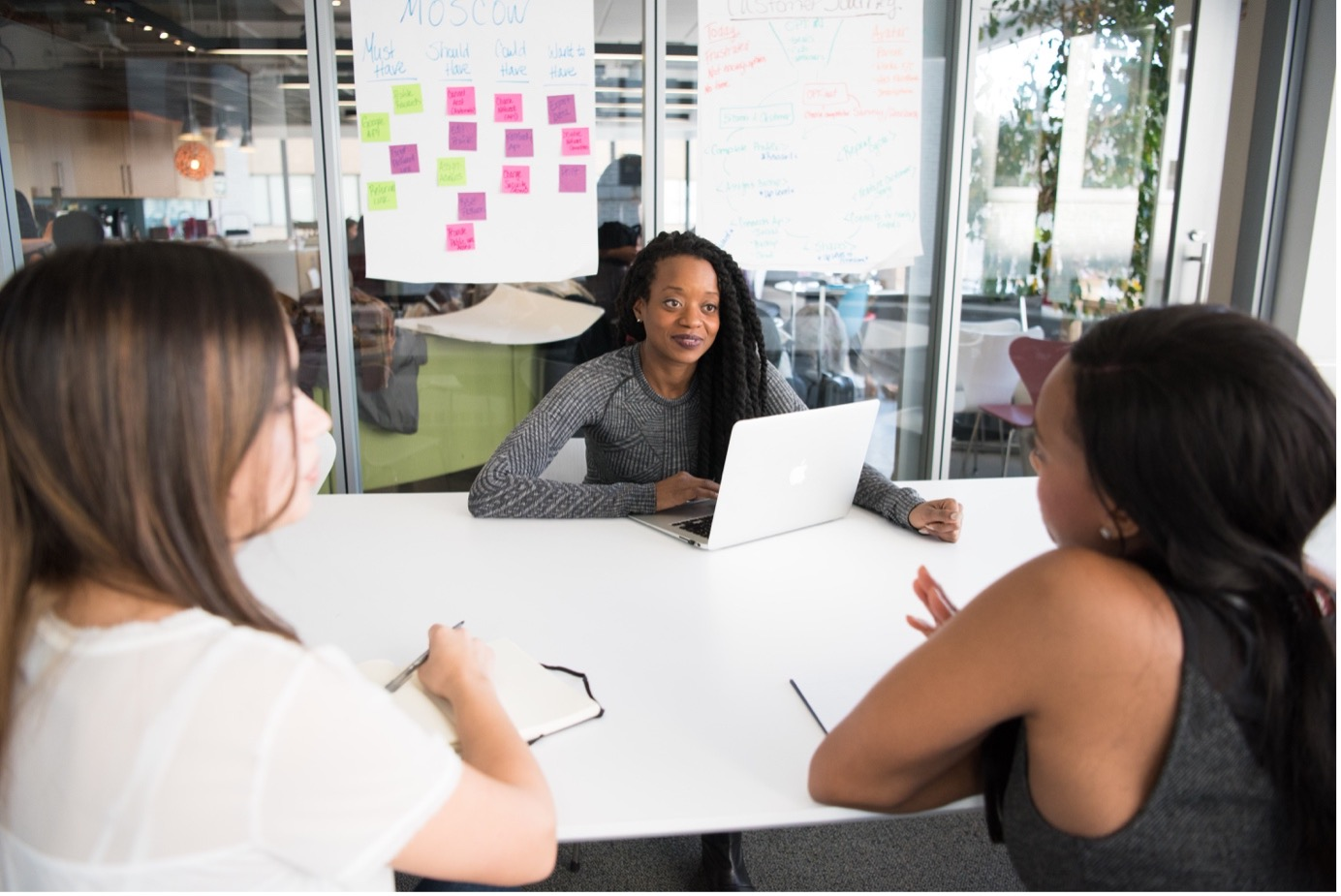 Empowering Women in the Business World: The Unstoppable Trend of Female Corporate Ties