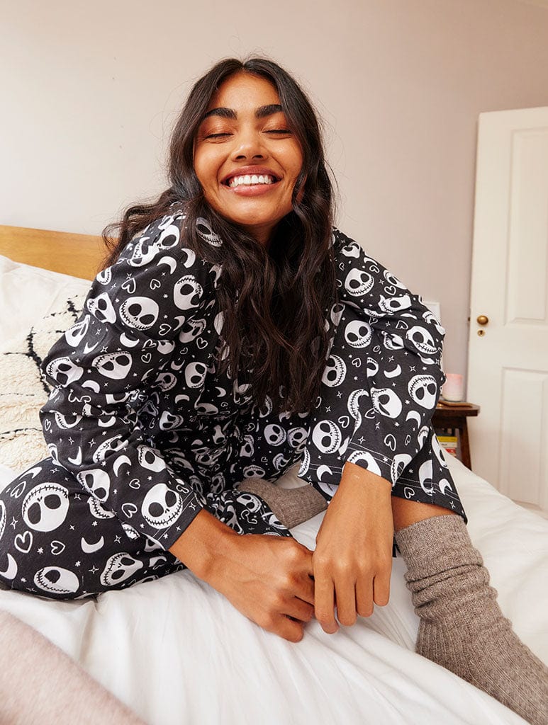 V-Neck Pajamas: The Fashionable and Cozy Solution for a Good Nights Sleep