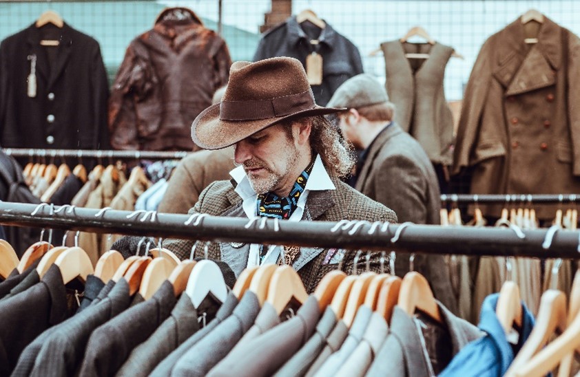 The art of tying a tie for shopkeepers