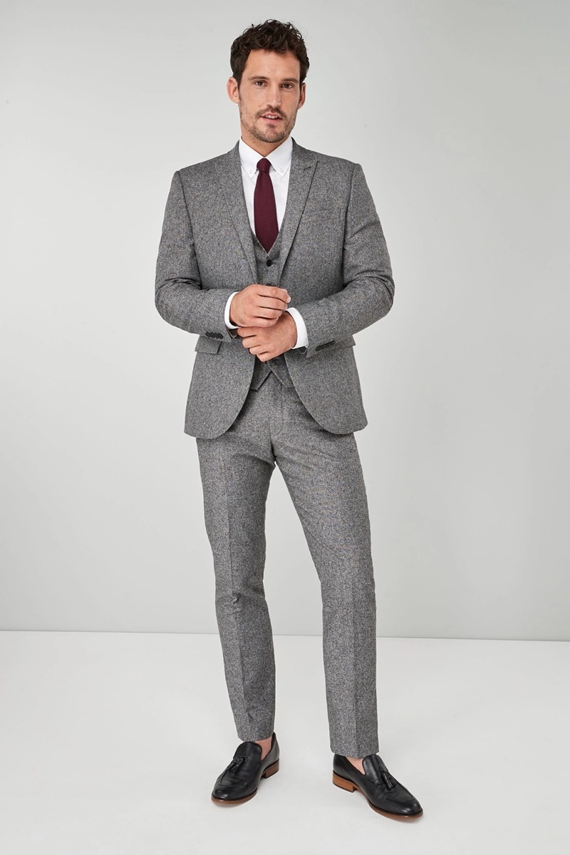 The Elegance of a Grey Suit with Tie: Brands and Styling Tips for Men