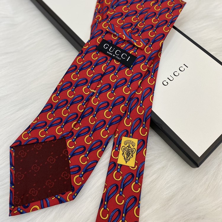 Exploring the Elegance and Luxury of the Gucci领带70999