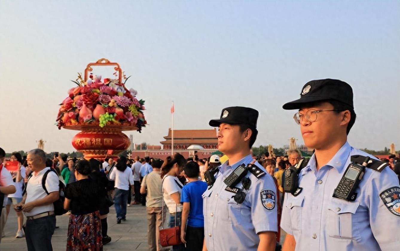 The Intrigue of a Police Officers Tie Knot: A Study on the Significance and Art of Tying a Tie