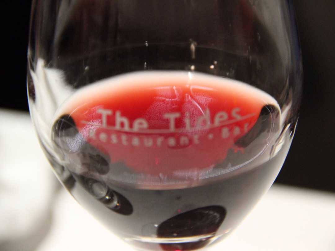 The Enchanting allure of a Red Tie in Wine Tastings