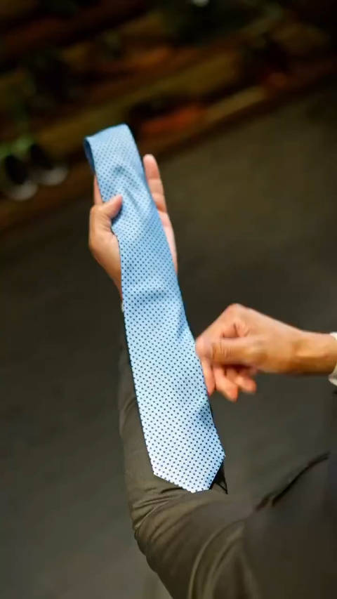 Mastering the Art of Tie Tying: A Journey Through 综艺拉领带