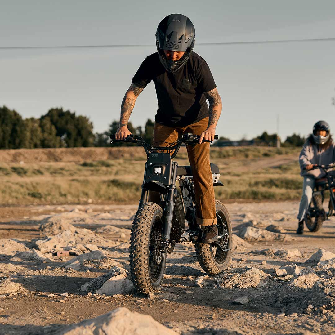 The Phenomenon of Wearing a Tie While Riding a Motorcycle